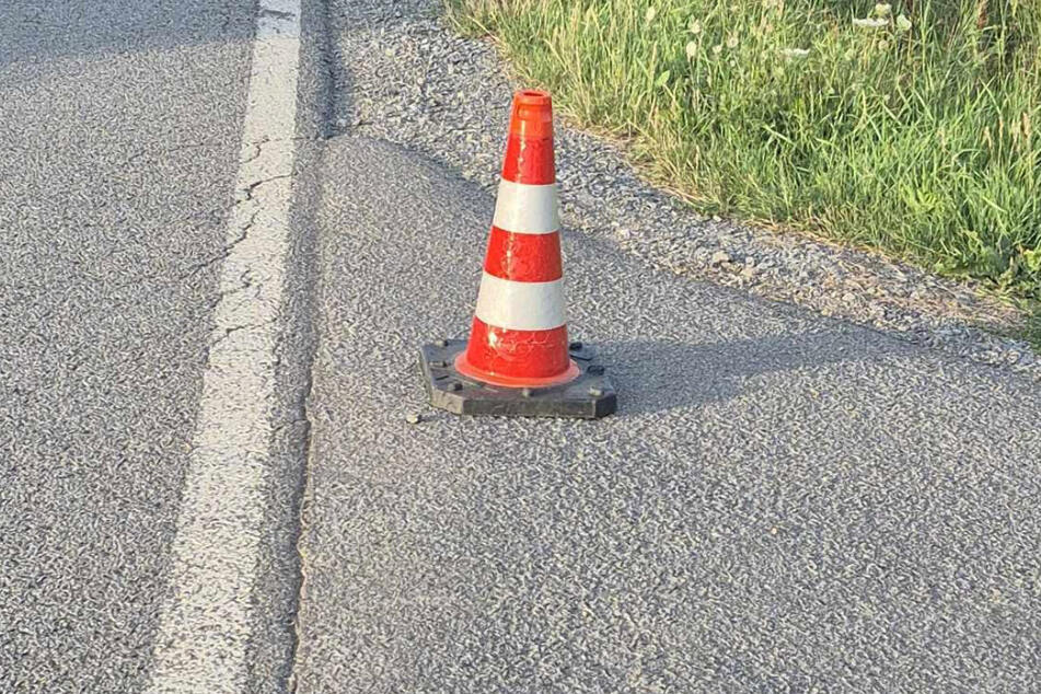Stellt die Kegel bitte nicht auf. Liegende Kegel markieren für nachrückende Kräfte den Zufahrtsweg zum Einsatzort.