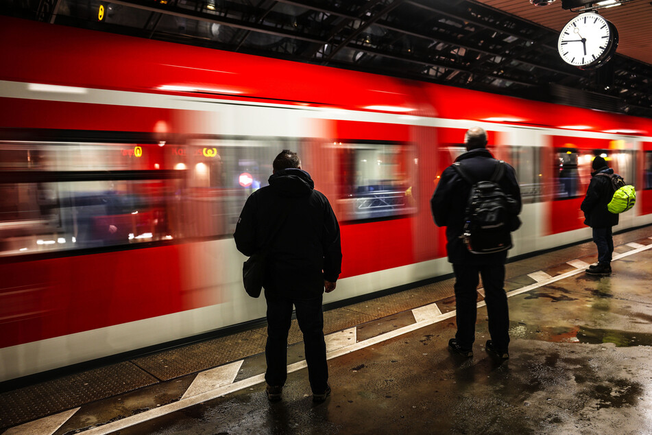 Die Bundespolizei appellierte an Bahnreisende, achtsam zu sein sich nicht in Gefahr zu bringen.
