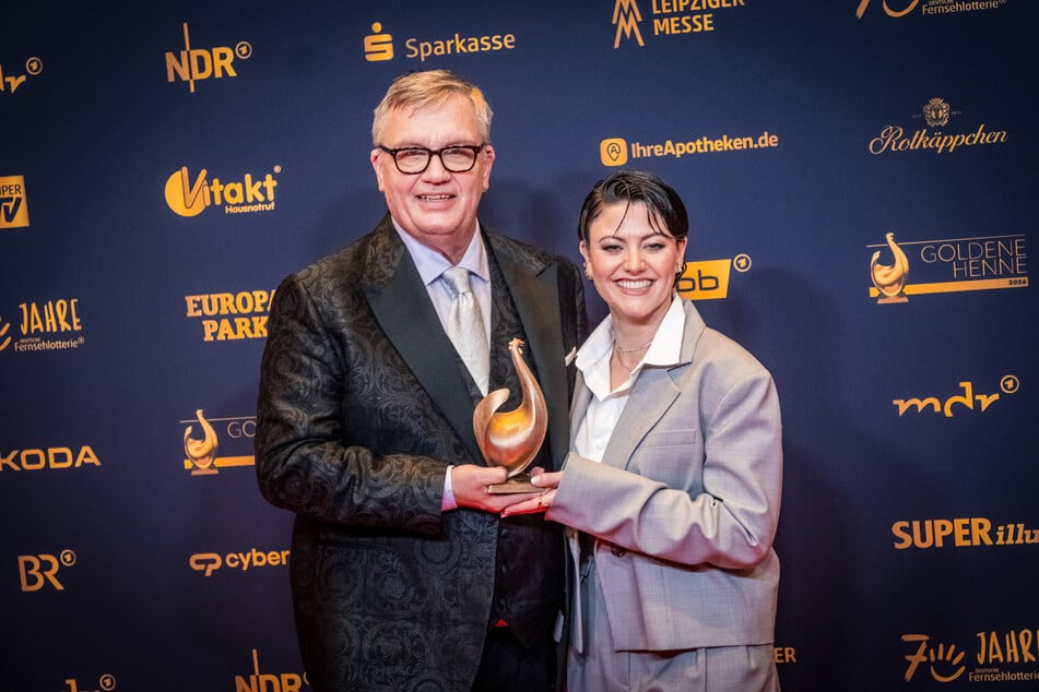 Preisträger Hape Kerkeling (61) neben Tahnee (34).