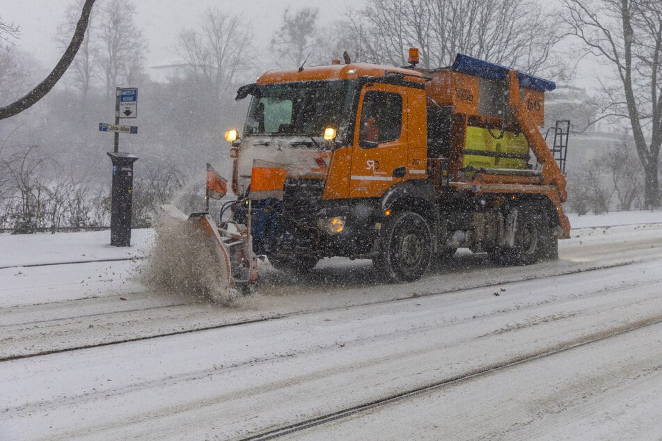 Der Winterdienst arbeitet seit 4 Uhr mit voller Besetzung und im Zwei-Schicht-Betrieb.
