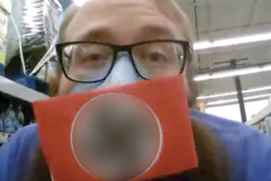 In seinem selbst gedrehten Video hält er die abstoßende Maske freudig in die Kamera.