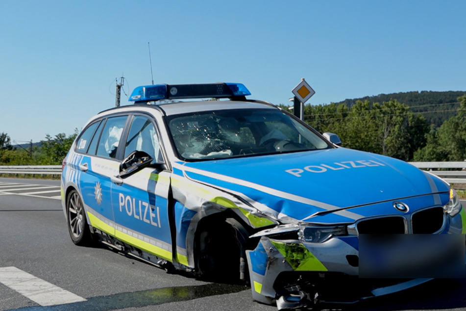 Der Streifenwagen war aus noch unbekannter Ursache auf die Gegenfahrbahn gekommen.