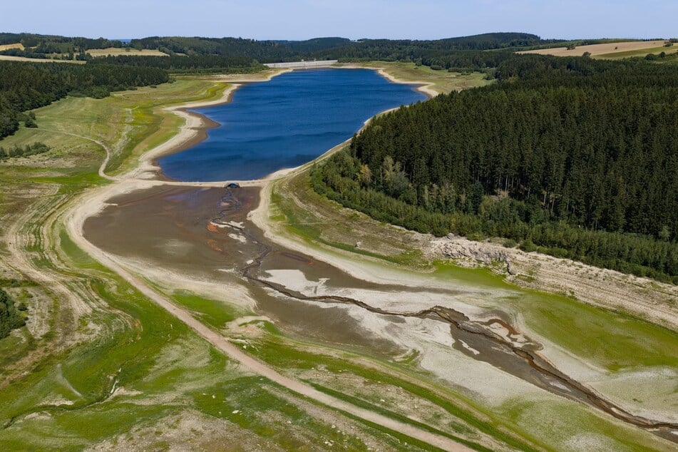 Trockenheit und ihre Folgen: Die historische Zinnbrücke in der Talsperre Lehnmühle im Osterzgebirge ist durch das Niedrigwasser wiederzusehen.