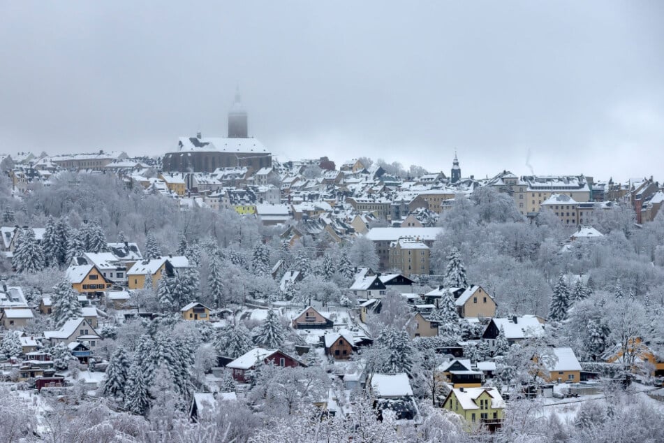 Winter im Erzgebirge: Auch die Grundstückseigentümer sind beim Freiräumen der Gehwege in der Pflicht.