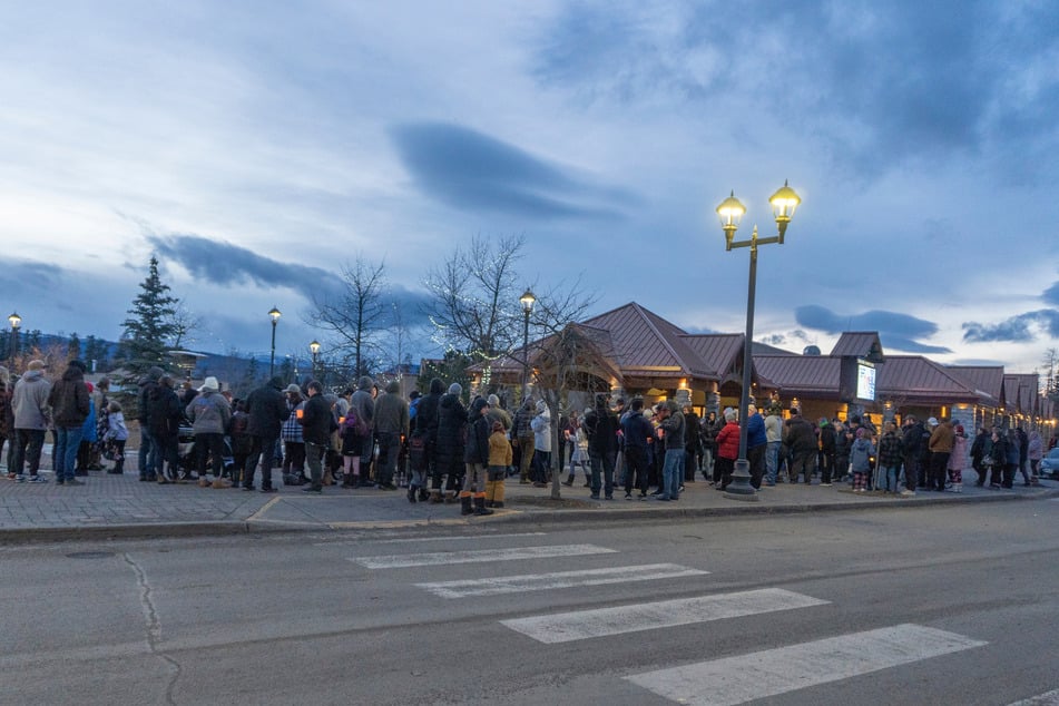 Februar 2026: Menschen nehmen an einer Mahnwache zu Ehren der Opfer einer Schießerei teil.
