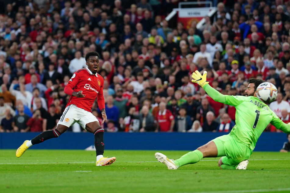 In der aktuellen Saison durfte Anthony Elanga (20, l.) bei Manchester United zumeist nur für wenige Minuten mitwirken. In 13 Premier-League-Spielen gelang ihm ein Assist.