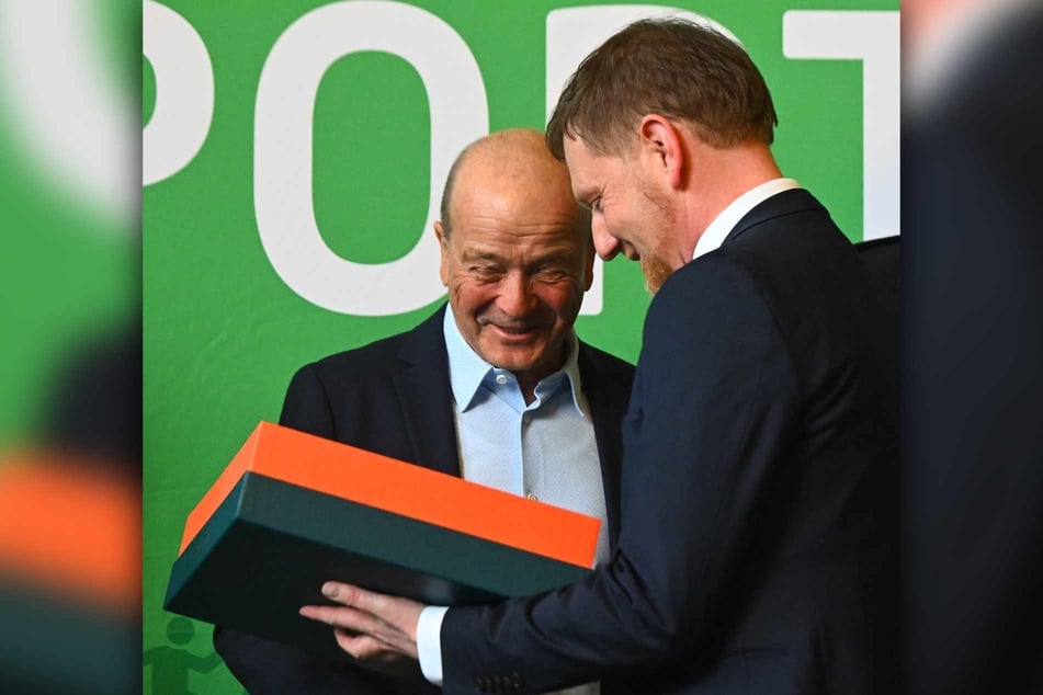 Keine Uhr, aber auch nicht nur ein feuchter Händedruck von Kretschmer. Gerd Leopold (67) freute sich über das Geschenk und 5000 Euro.