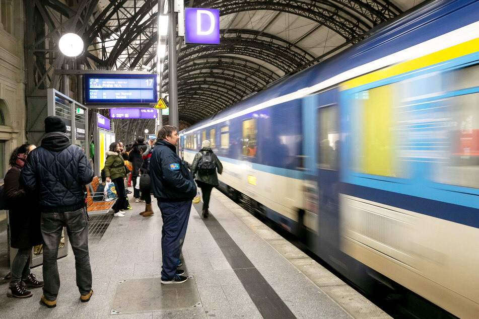 Einige Jahre noch müssen Reisende wie hier am Hauptbahnhof in Dresden in die älteren Eurocity-Züge steigen.