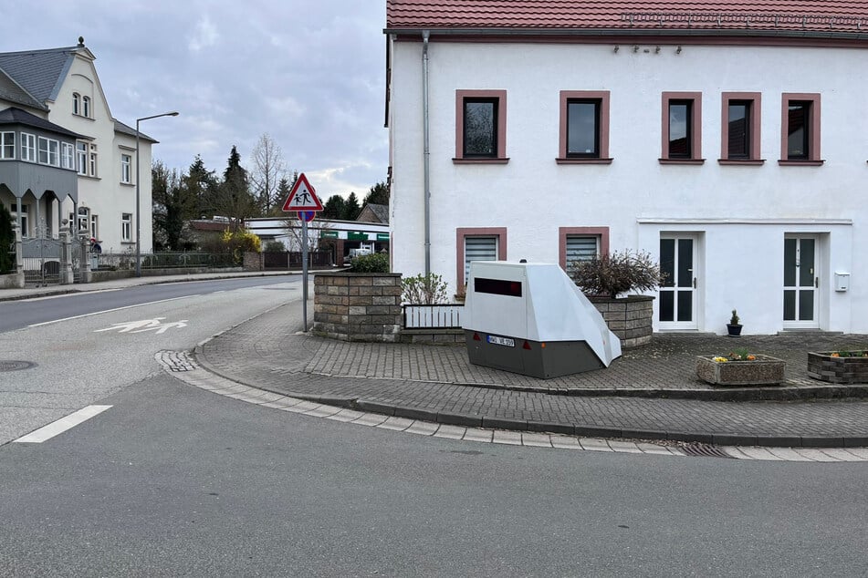 Unmittelbar an der Einmündung zur Pastor-Roller-Straße wurde der Blitzeranhänger positioniert.