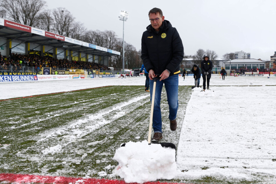 SpVgg-Geschäftsführer Michael Born (55) beim Schneeschippen im eigenen Stadion.