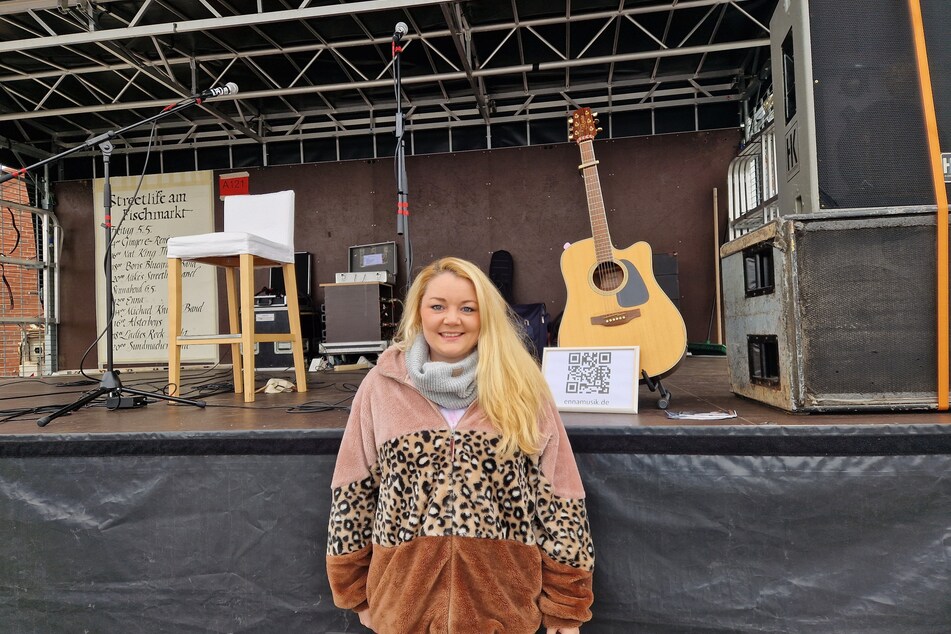 Musikerin Enna vor der "Streetlife am Fischmarkt" Bühne. Noch bis 21 Uhr am heutigen Samstag treten hier erstmalig Straßenmusiker:innen auf.