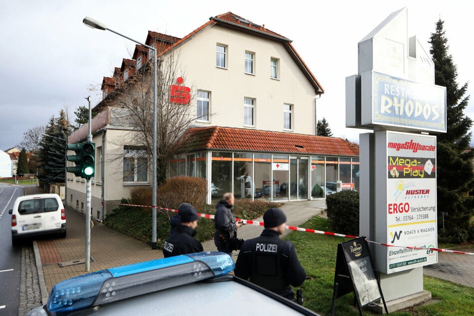 In den frühen Morgenstunden des 22. Dezember 2018 wurde in der Sparkassen-Filiale in Meerane ein Geldautomat gesprengt.