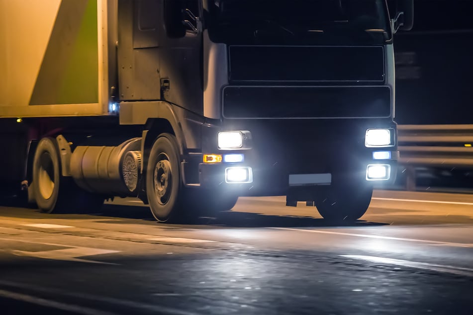 Als die Polizei den Lkw-Fahrer kontrollieren wollte, fiel dieser fast aus dem Führerhaus. (Symbolbild)