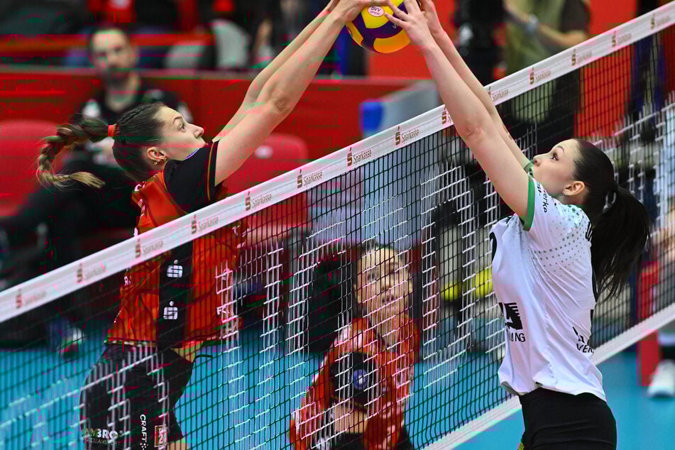 Die Duelle am Netz entscheidet Mette Pfeffer (20, l.) fast ausnahmslos für sich.