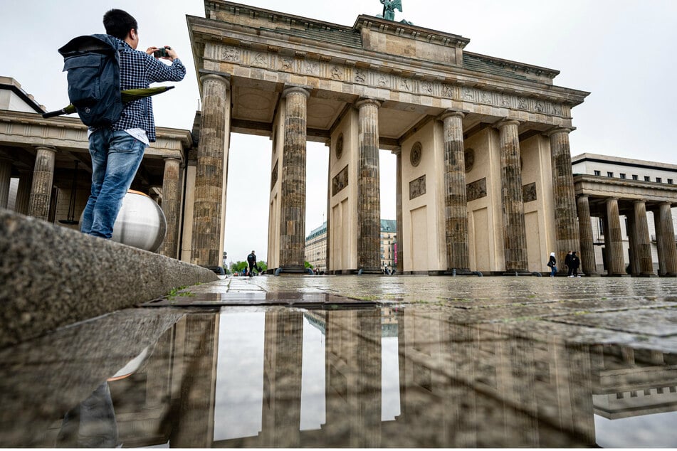 Am sonst so belebten Brandenburger Tor waren an Christi Himmelfahrt nur wenige Menschen zu sehen.