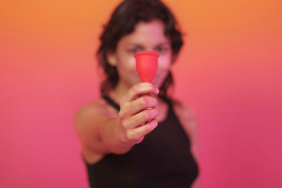 Unter dem Titel "One Girl One Cup" zeigt Lana Bembe, wie man eine Menstruationstasse benutzt.