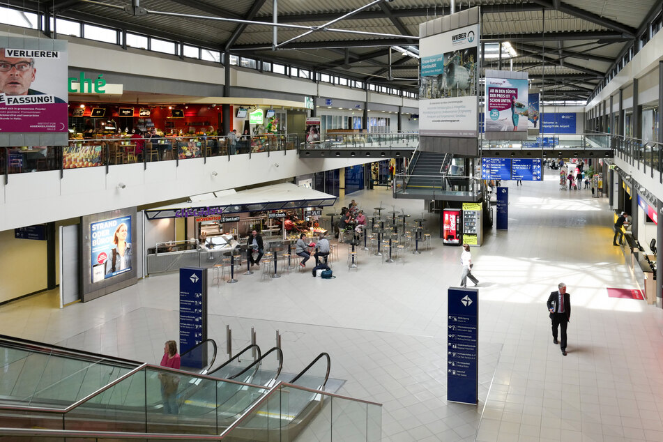 Eine Reisegruppe hat den Leipziger Flughafen schon vor dem Urlaub zu ihrer eigenen Partyzone gemacht. Einer übertrieb es. (Archivbild)