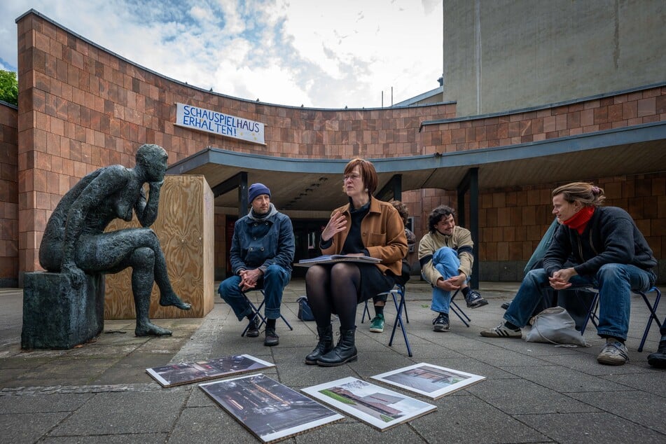 Annette Menting diskutierte mit Teilnehmern der Veranstaltung über die Zukunft des Schauspielhauses.