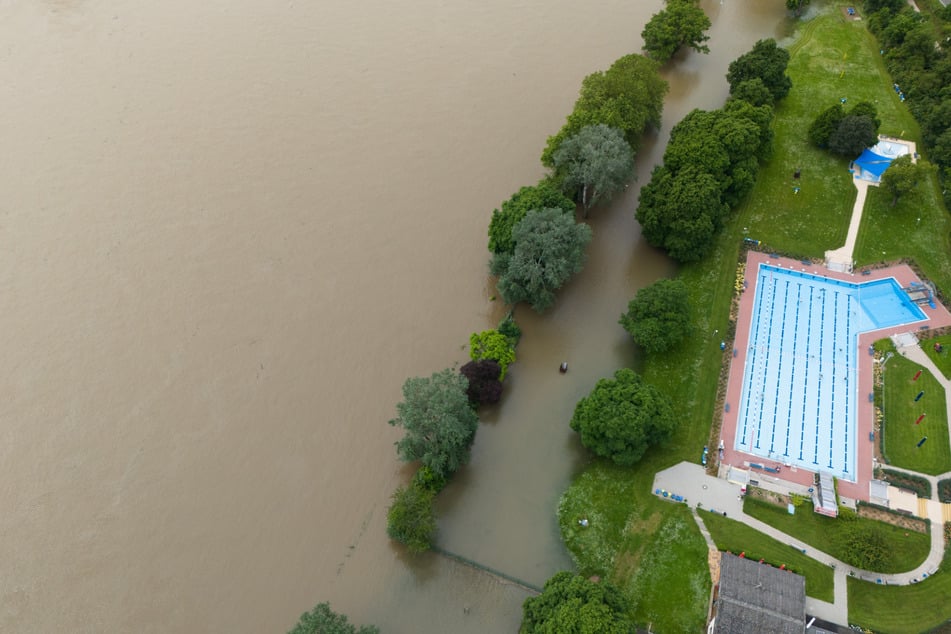 Bis auf wenige Meter hat sich das Hochwasser auch an das Rosenbad in Eltville (Rheingau-Taunus-Kreis) vorgearbeitet. Der Pegel des Rheins soll zunächst weiter steigen.