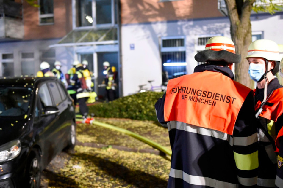 Einsatzkräfte der Feuerwehr vor dem Haus in Sendling.