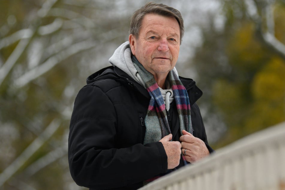 Hans-Jürgen Dörner im Januar 2021: Für den Fototermin auf einer Brücke im Großen Garten musste er nicht weit weg von seiner fußballerischen Heimstätte.