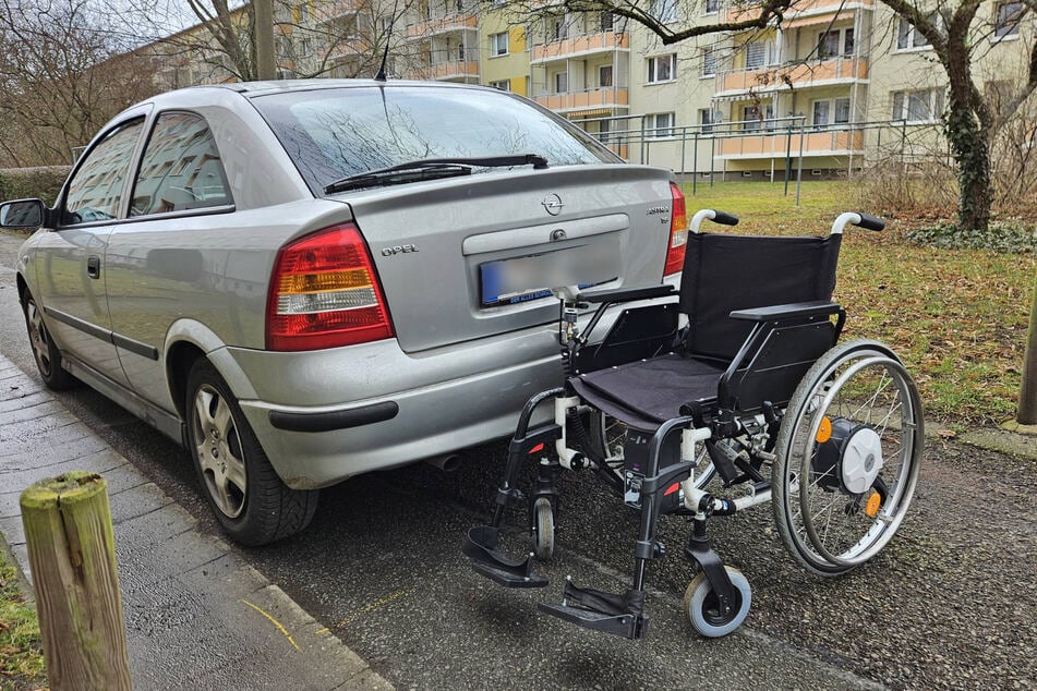 Der rückwärts fahrende Opel erfasste die beiden Senioren.