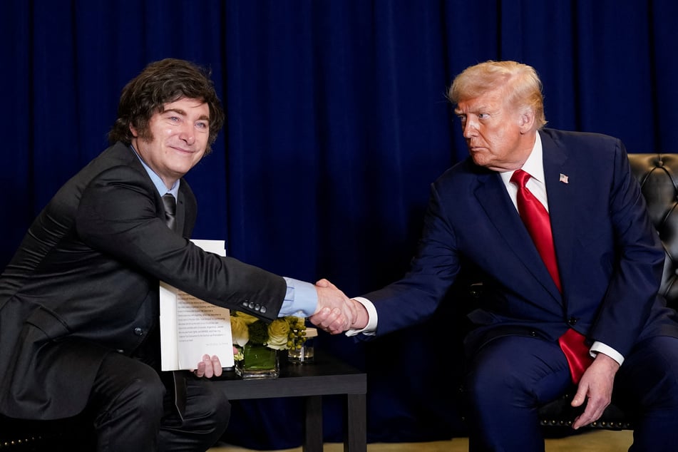US President Donald Trump (r.) shakes hands with Argentina's President Javier Milei as they meet during the 80th United Nations General Assembly in New York City on September 23, 2025.