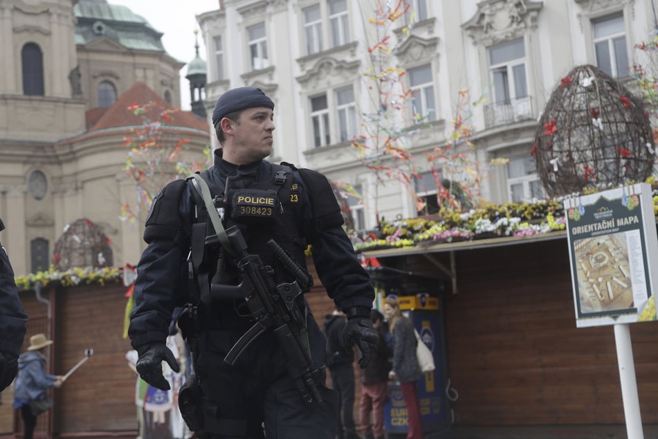 Kriminalbeamte schnappten sich einen Verdächtigen. Auch nach der Festnahme wurden Sicherheitsmaßnahmen in Prag verschärft. (Archivbild)