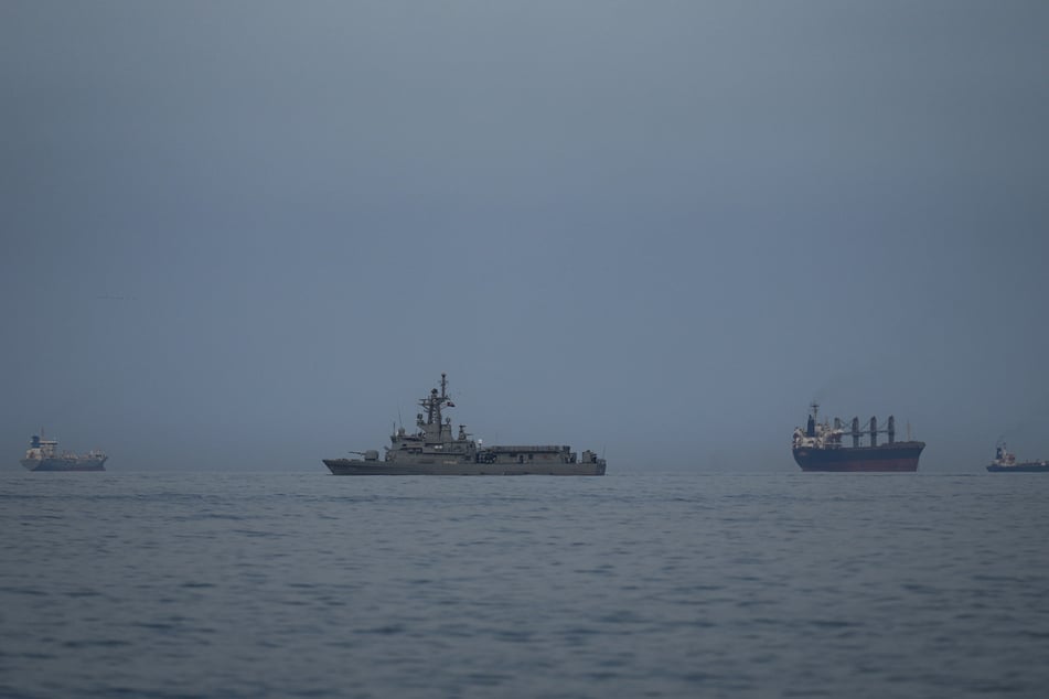 Ein Schiff der Marine der Vereinigten Arabischen Emirate patrouilliert neben Frachtschiffen und Öltankern in der Straße von Hormus.