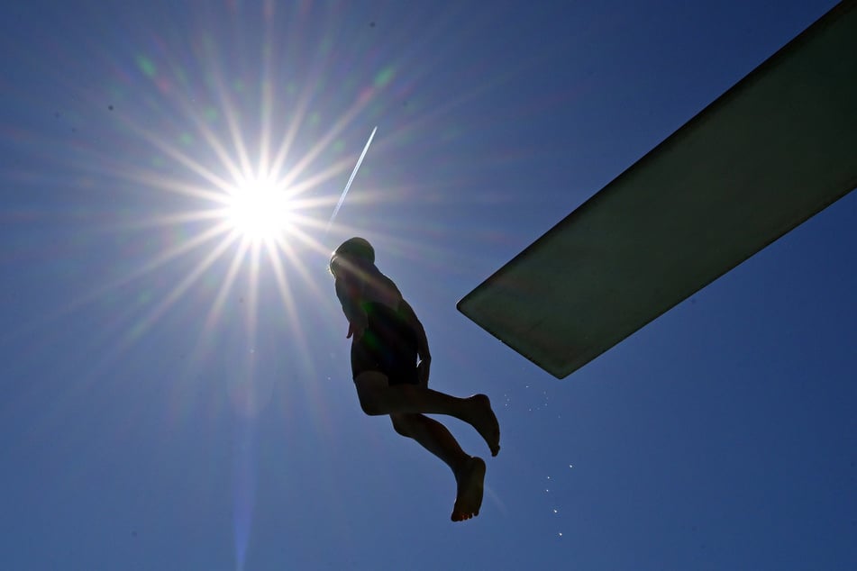 Der letzte Freibad-Sprung des Jahres? Auf Thüringen kommt ein Wetterumschwung zu! (Symbolbild)