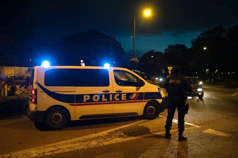 Die Polizei schoss auf den Angreifer.