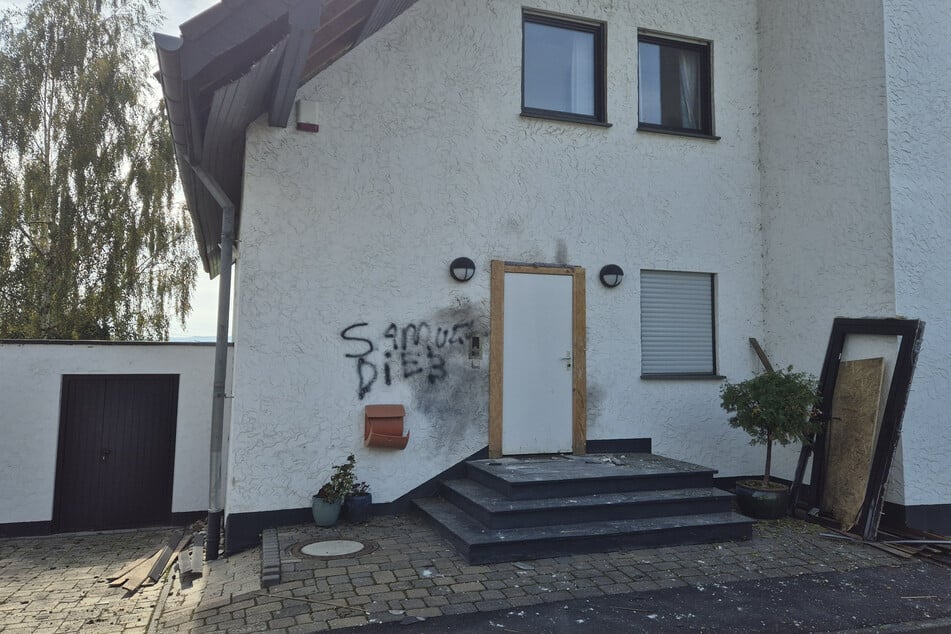 Vor diesem Haus in Wachtberg hat es am vergangenen Sonntag eine Explosion gegeben.