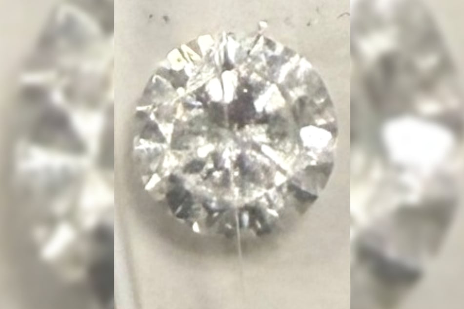 Diesen Diamanten stellte das Frankfurter Hauptzollamt Anfang Februar im Gepäck einer Frau sicher - die 40-Jährige war per Flugzeug von Dubai nach Frankfurt gereist.