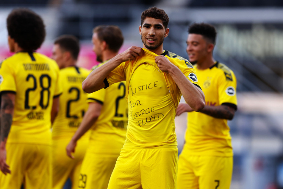 Achraf Hakimi bejubelt sein Tor mit der Botschaft "Justice for George Floyd".