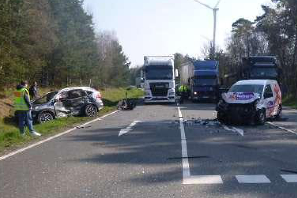 Die beiden Autos wurden auf dem Unfall auf der B209 schwer beschädigt.