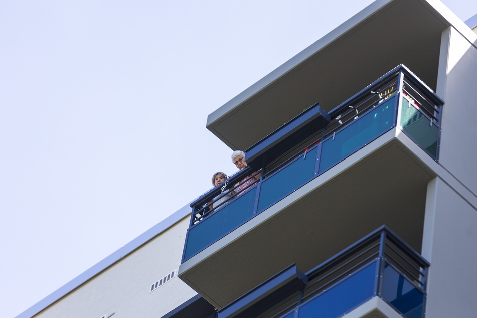 Wenn die Traumwohnung zum Gefängnis wird: Seit einer Woche kommen die beiden Damen nicht mehr aus dem Haus, sind auf Hilfe von Außen angewiesen.