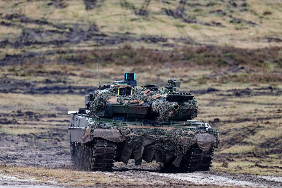 Kampfpanzer Leopard 2A6 bei einem Übungseinsatz.