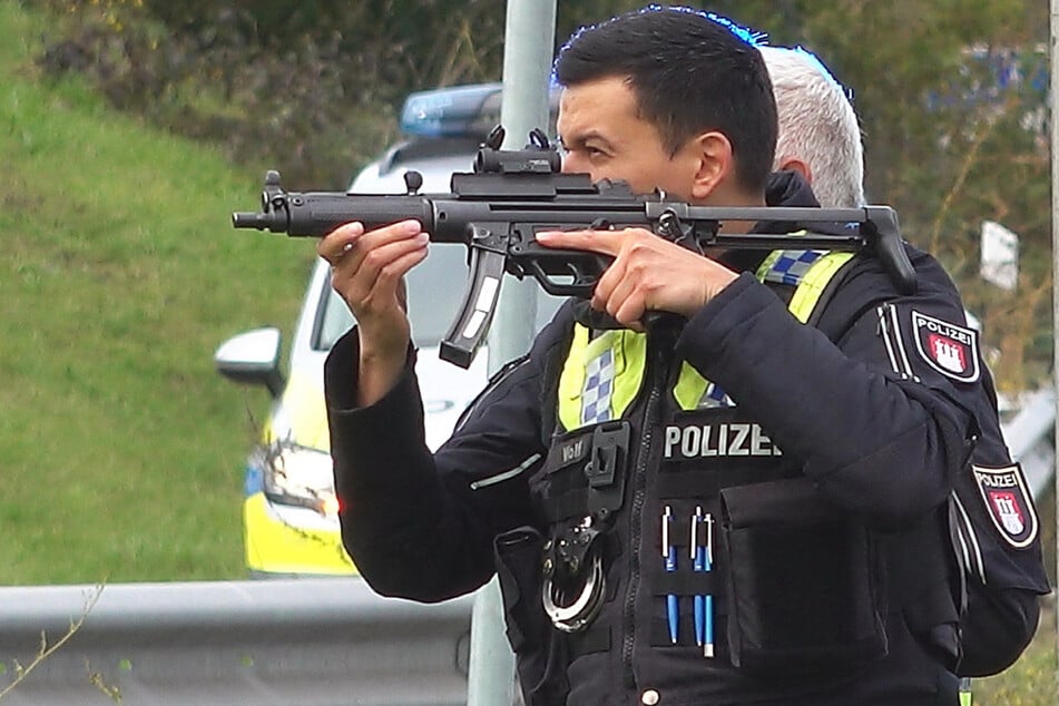 Zu dem tierischen Einsatz rückten schwer bewaffnete Polizisten an.