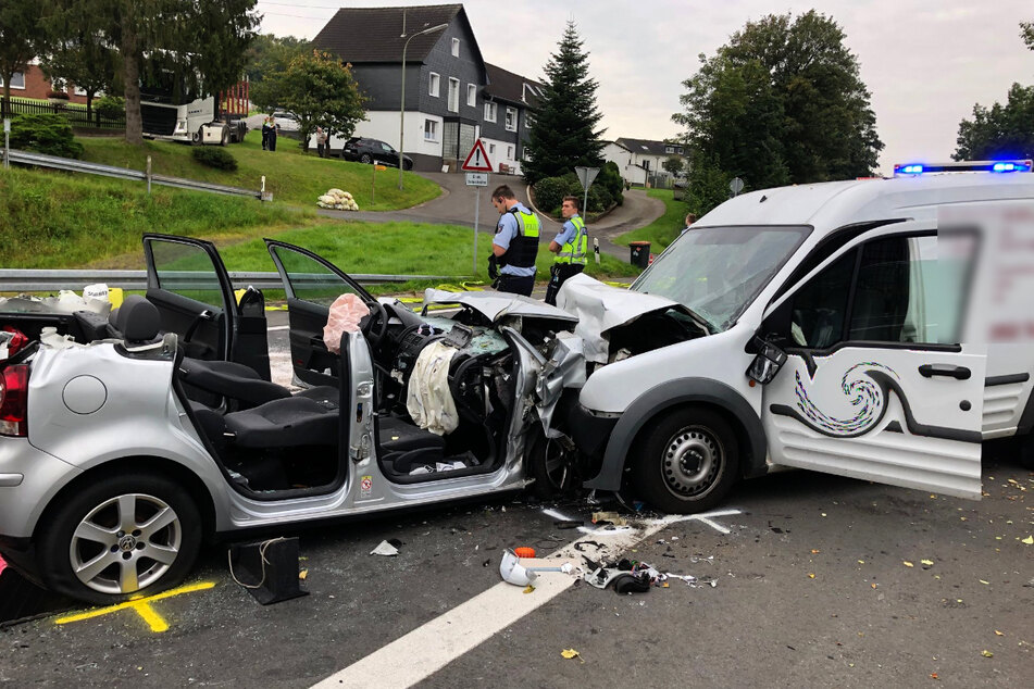 Ein Kleintransporter ist in Kürten-Laudenberg frontal mit einem VW Polo zusammengestoßen.