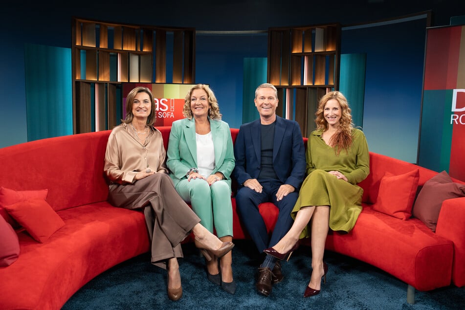 Die Moderatoren von "DAS! Rote Sofa": Inka Schneider (58), Bettina Tietjen (66), Hinnerk Baumgarten (58) und Ilka Petersen (48, v.l.n.r.).