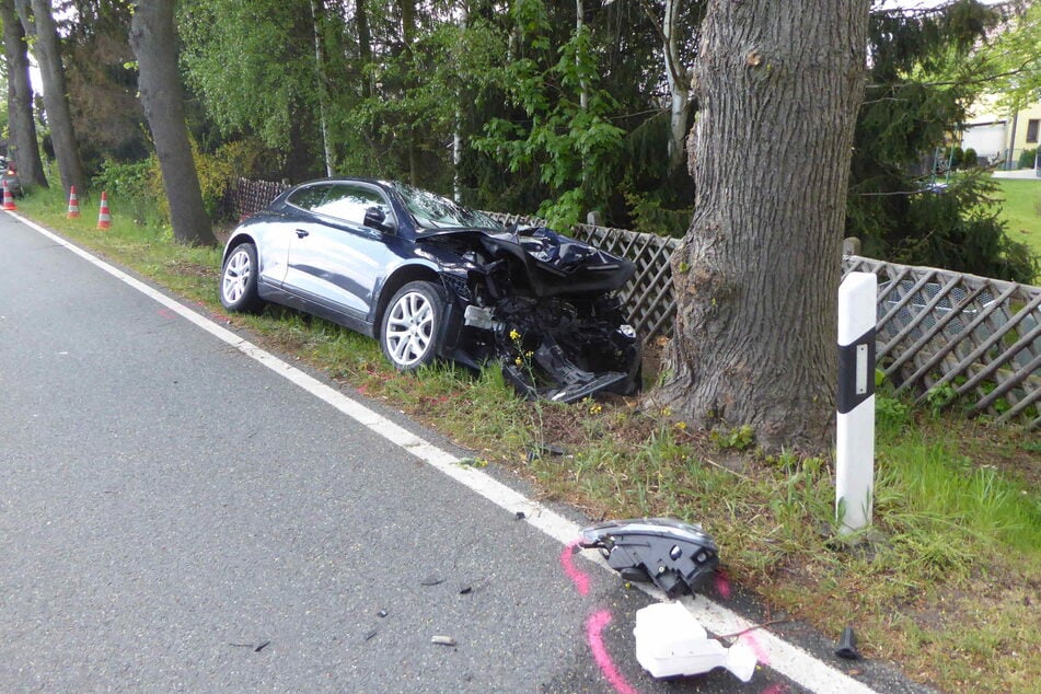 VW kracht gegen Baum: Zwei Schwerverletzte, darunter ein Kind