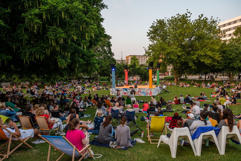 Die Menschen genießen den Sommer und die Lockerungen: Parksommer im Stadthallenpark Chemnitz.