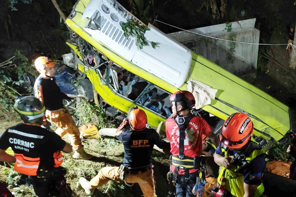 Bus stürzt in Schlucht – 17 Menschen sterben