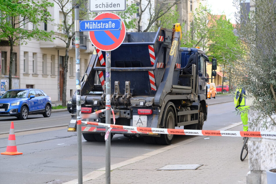 Eine Radfahrerin wurde am Mittwochmorgen im Leipziger Osten von einem Müllauto erfasst.