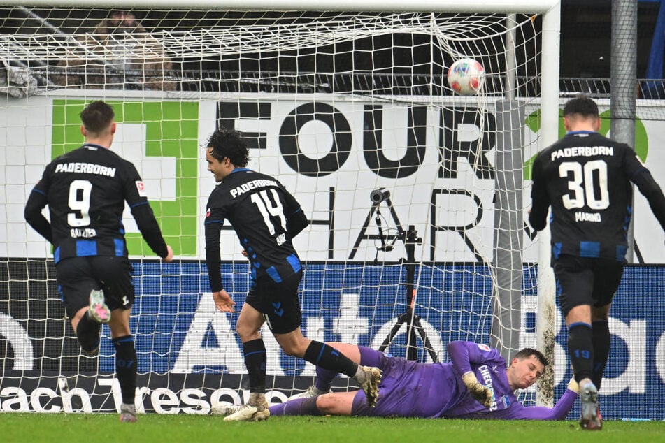 Mika Baur (2.v.l.) lässt Tjark Ernst (2.v.r.) keine Chance vom Punkt.