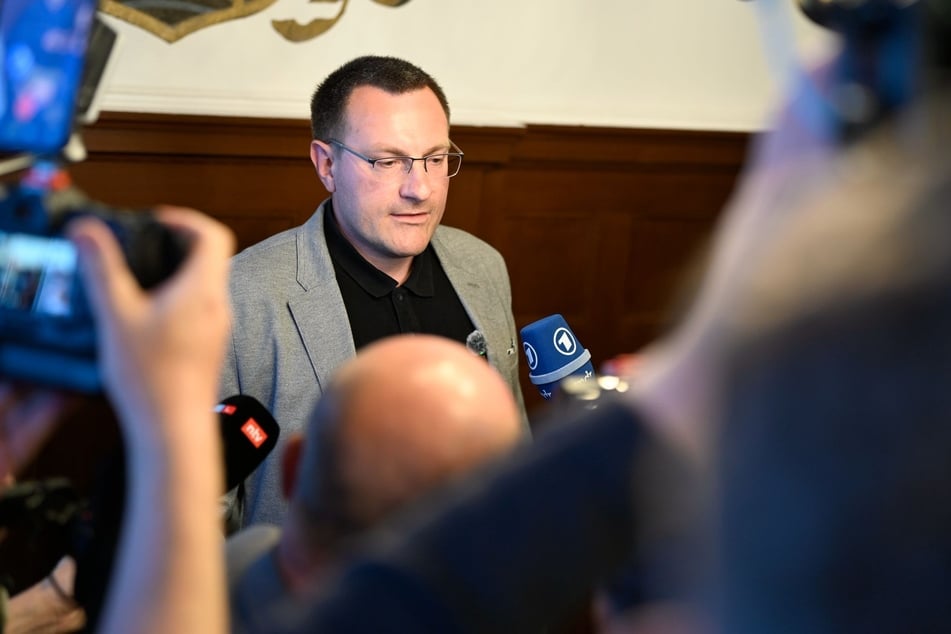 Stefan Hartung (37, rechtsextreme "Freie Sachsen") räumte seine Niederlage ein, sprach von einer "Hetzkampagne", die medial gegen ihn gelaufen sei.