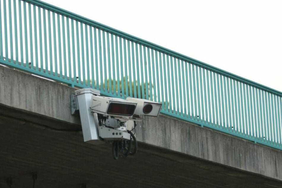 Dieses Bild zeigt exakt die Verkehrsüberwachungsanlage, die laut Staatsanwaltschaft das Kennzeichen des himbeerroten Twingos am 18. und 19. Februar erfasst hat.