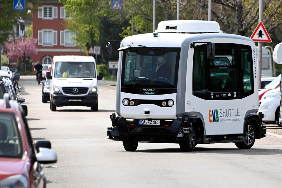 Die Mini-Busse in Karlsruhe rollen nicht auf einer vorgegebenen Strecke, sondern navigieren frei und auf Abruf; sie kommen beispielsweise auch vor die Haustür.