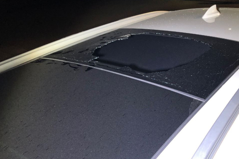 Gefährliche Aktion auf Autobahnbrücke: Stein zerstört Autodach auf A65