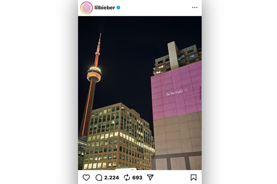 Auf Instagram postete er zahlreiche Fotos von Werbetafeln, die das zartrosa Cover des Albums zeigen.